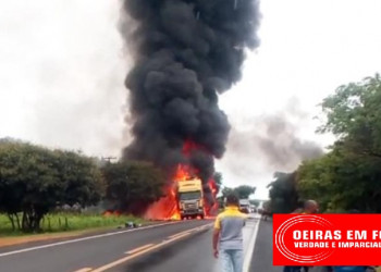 Caminhão carregado de óleo pega fogo e atinge casa na BR-230 no Piauí
